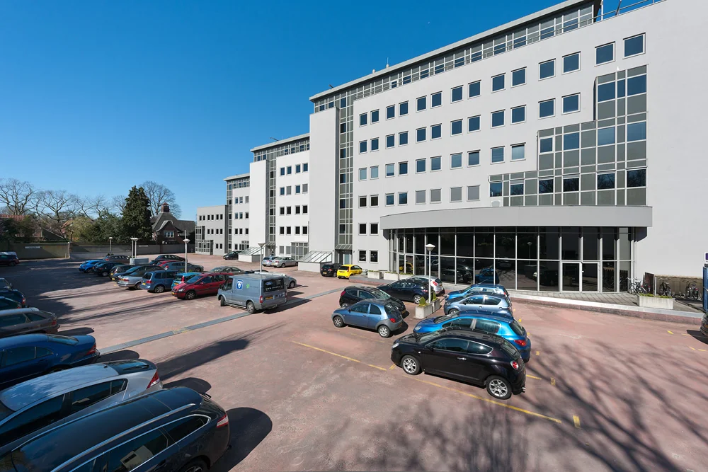 Kantoorgebouw aan de Barchman Wuytierslaan met parkeerterrein op de voorgrond.